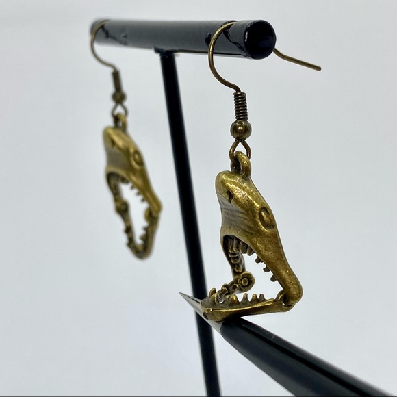 Shark earrings with moving jaw - Picture 2 of 5